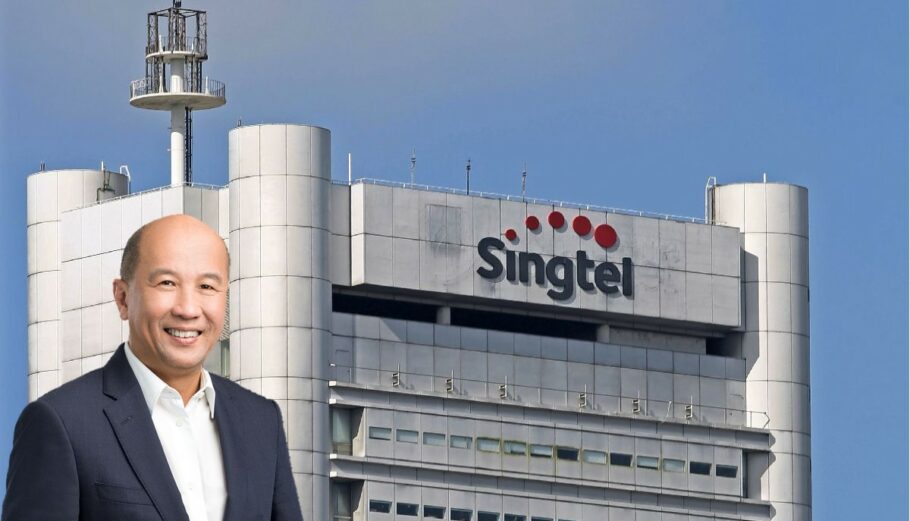 O CEO της Singapore Telecommunications Κουάν Μουν Γιούεν με φόντο το κτίριο της εταιρείας © singtel.com / EPA/WALLACE WOON / PowerGame.gr