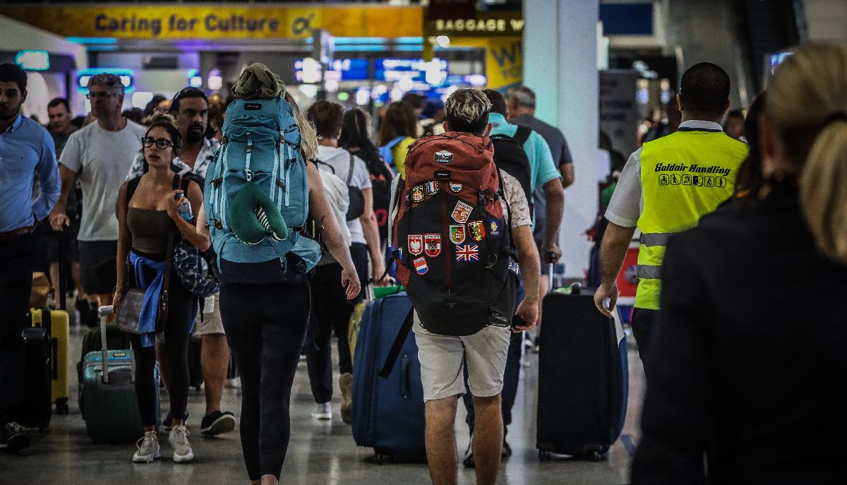 Τουρίστες στο Αεροδρόμιο «Ελ. Βενιζέλος» © Eurokinissi / ΘΑΝΑΣΗΣ ΔΗΜΟΠΟΥΛΟΣ