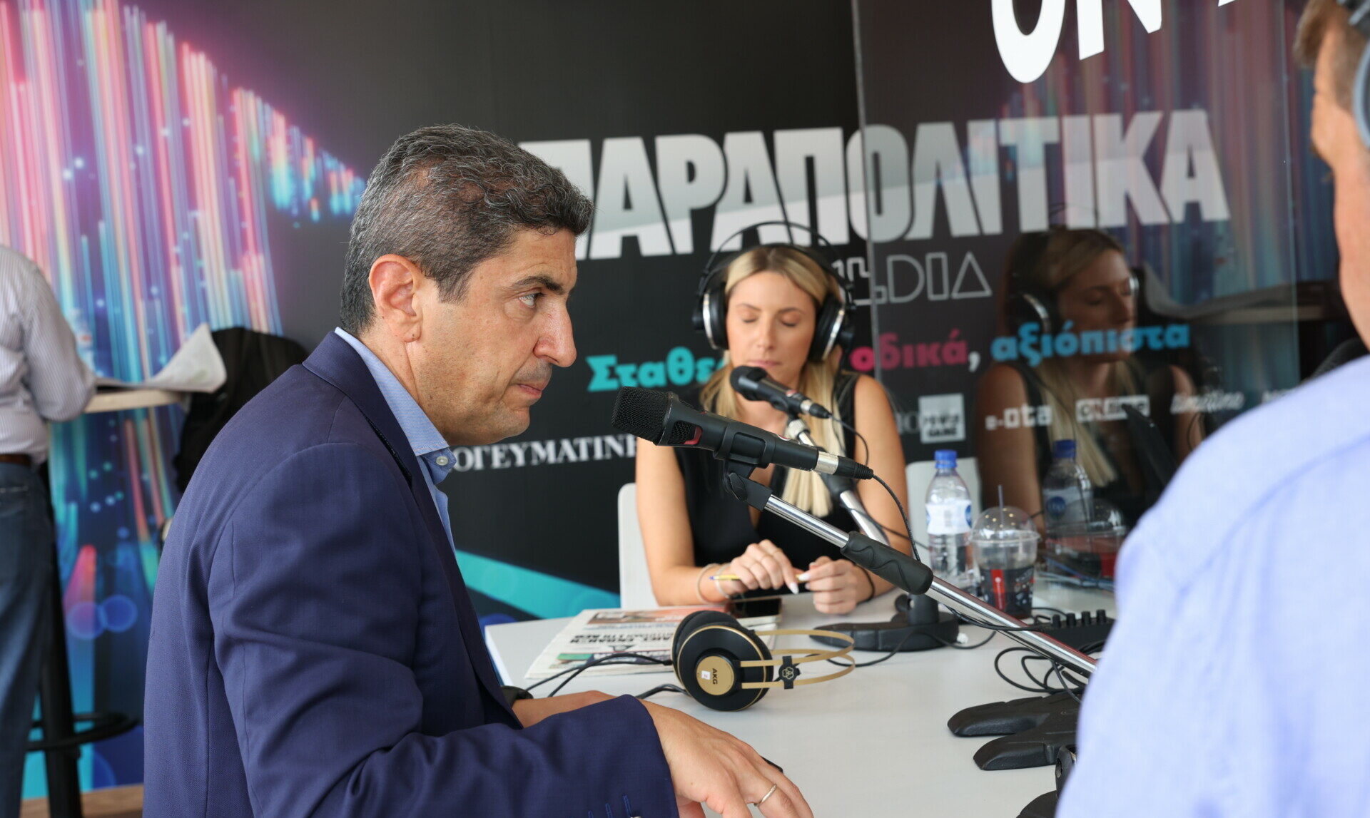 Ο Λευτέρης Αυγενάκης στο περίπτερο του Ομίλου των Παραπολιτικών © Όμιλος Παραπολιτικα