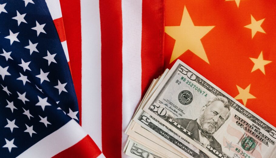 Το δολάριο με φόντο τις σημαίες των ΗΠΑ και της Κίνας © Pexels