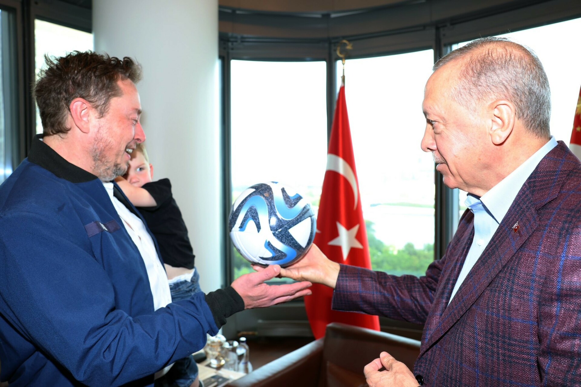 Ο Έλον Μάσκ με τον Ταγίπ Ερντογάν © Τwitter/ T.C. Cumhurbaşkanlığı