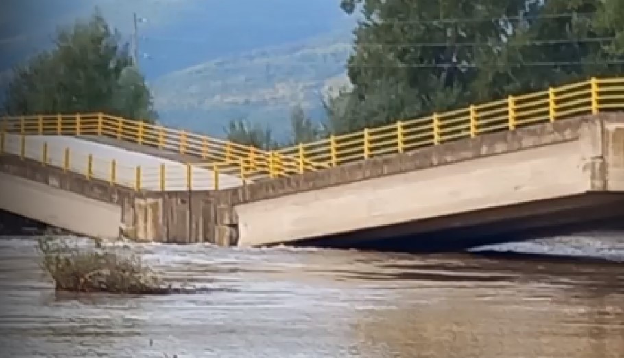 Η γέφυρα που κατέρρευσε στον Παλαιόπυργο στη Λάρισα © YouTube/screenshot
