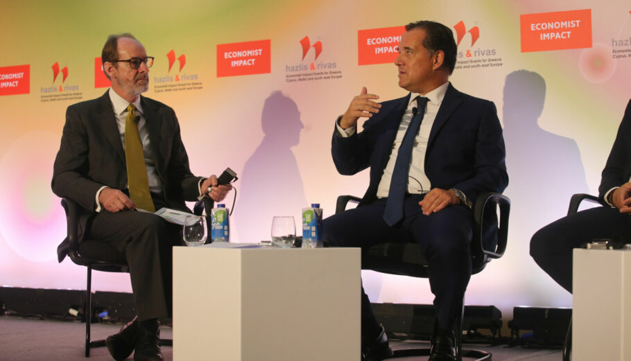 Ο κ. Alasdair Ross και ο κ. Άδωνις Γεωργιάδης © The Economist Impact Events