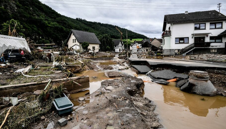 Πλημμύρες στη Γερμανία © EPA/SASCHA STEINBACH