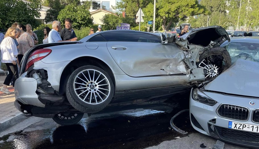 Τροχαίο στη Γλυφάδα: Αυτοκίνητο πέρασε μέσα από πάρκο