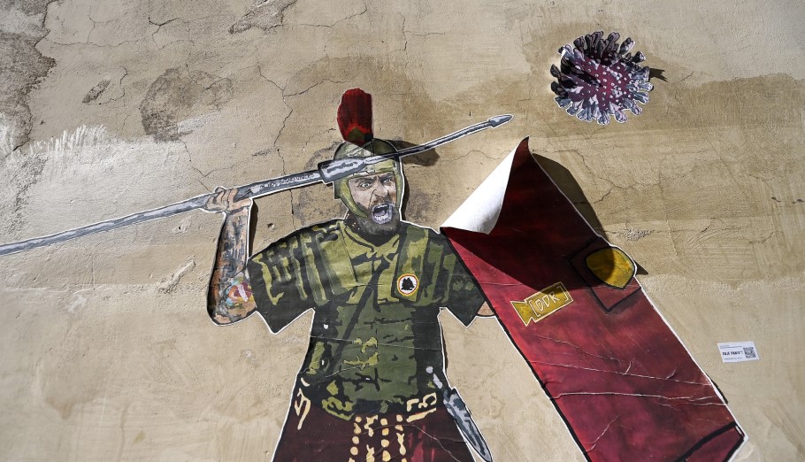 Mural για τον κορονοϊό στην Ιταλία © EPA/RICCARDO ANTIMIANI