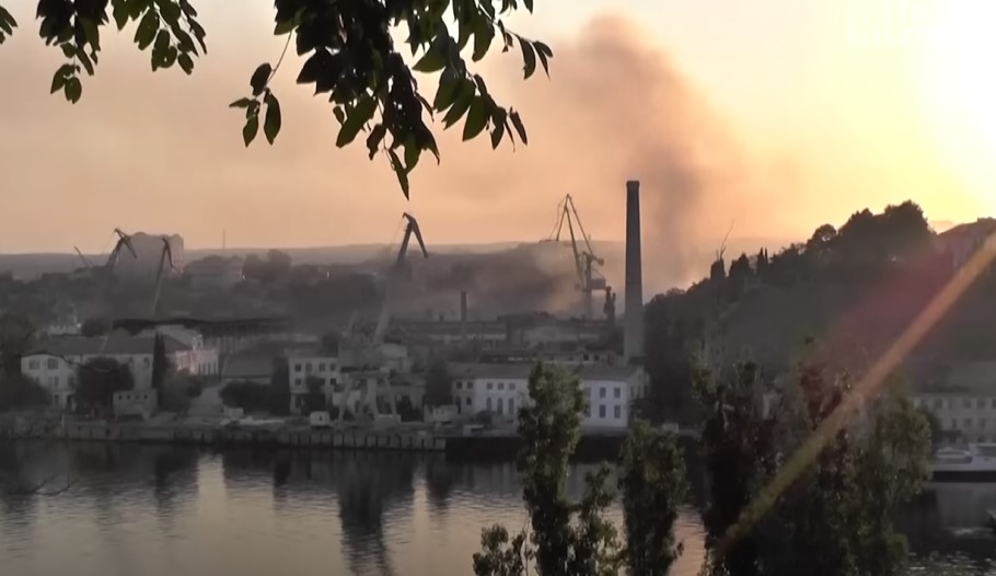 Ζημιές σε ρωσική ναυτική βάση της Κριμαίας μετά από επίθεση από την Ουκρανία τον Σεπτέμβριο © YouTube/screenshot