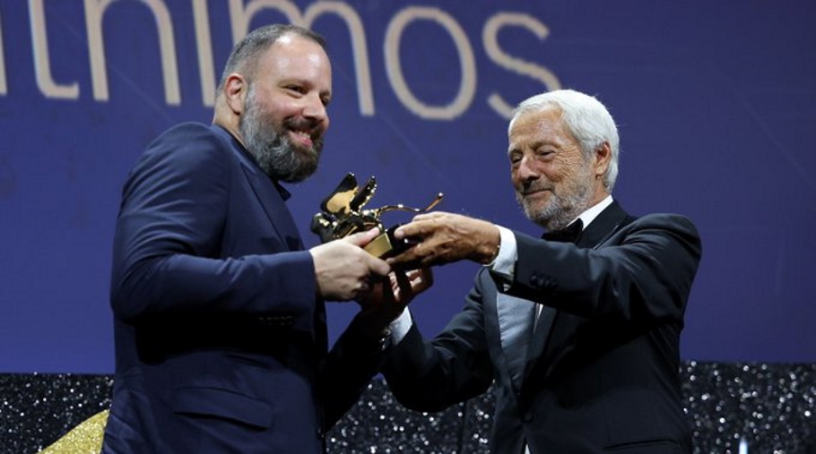 O Γιώργος Λάνθιμος παραλαμβάνει το βραβείο του Χρυσού Λέοντα στο Φεστιβάλ Κινηματογράφου τη Βενετίας @twitter.com/tvsorrisi/status/1
