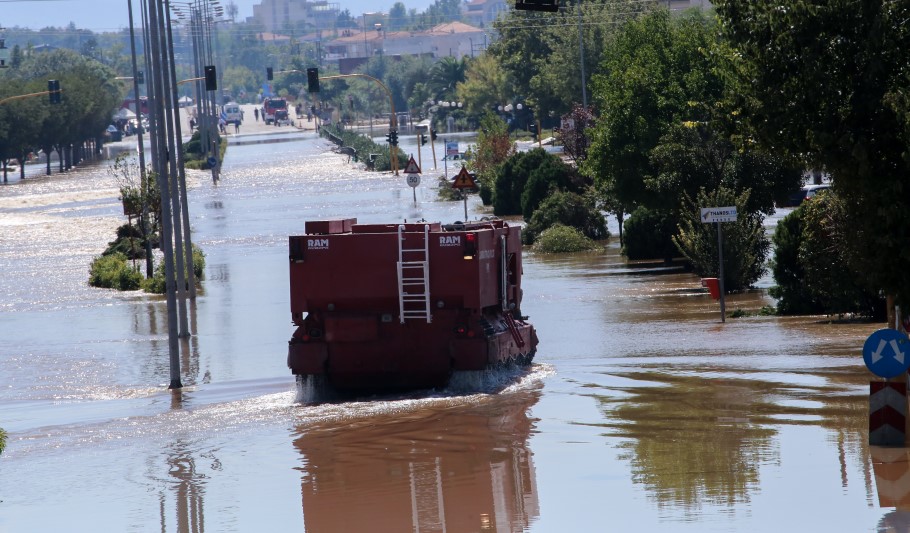Η πλημμυρισμένη συνοικία Γιάννουλη στη Λάρισα © EUROKINISSI/ΛΕΩΝΙΔΑΣ ΤΖΕΚΑΣ
