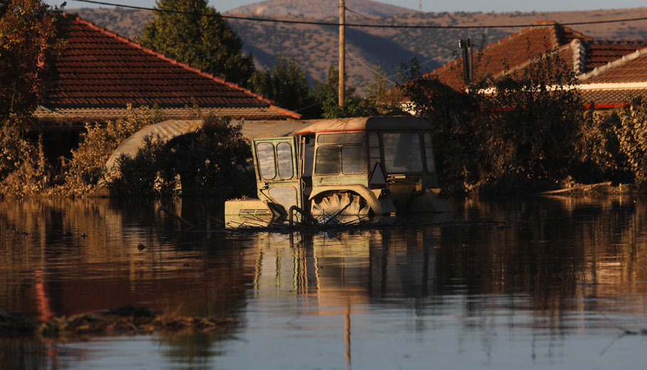 Οι κάτοικοι της πλημμυρισμένης Μεταμόρφωσης Καρδίτσας επιστρέφουν στα καταστραμμένα σπίτια τους με βάρκες για να πάρουν ό,τι πολυτιμότερο μπορέσουν και να απεγκλωβίσουν τα κατοικίδιά τους © ΙΝΤΙΜΕ
