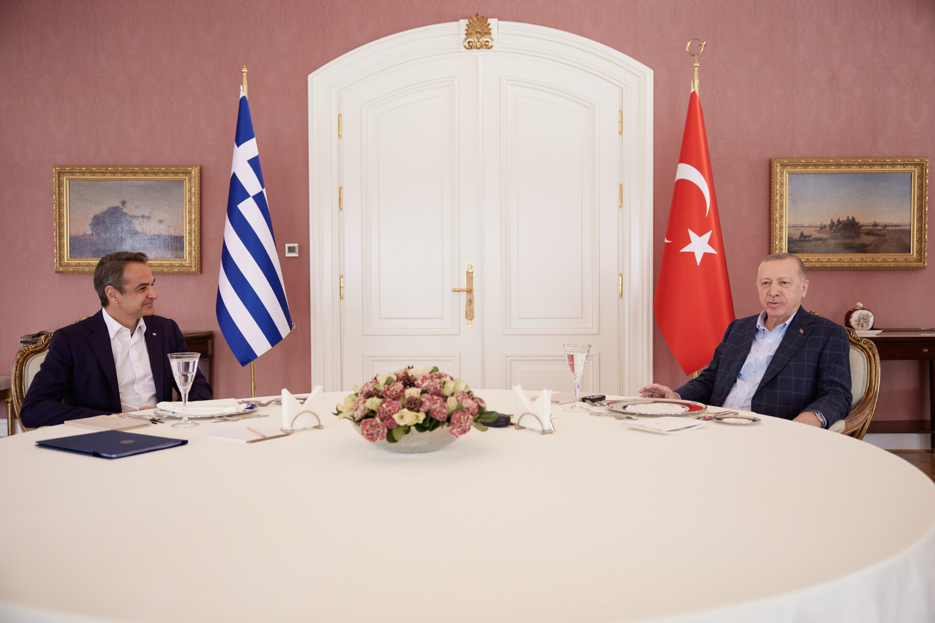 Συνάντηση του πρωθυπουργού, Κυριάκου Μητσοτάκη με τον πρόεδρο της Τουρκίας, Ρετζέπ Ταγίπ Ερντογάν © ΓΡΑΦΕΙΟ ΤΥΠΟΥ ΠΡΩΘΥΠΟΥΡΓΟΥ