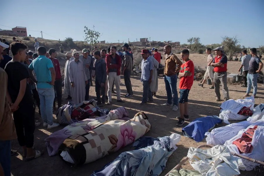 Άνθρωποι κοιτάζουν τα πτώματα των θυμάτων του σεισμού που περισυνέλεξε ο στρατός, στην Ταφεγκαχτέ @ EPA, JALAL MORCHIDI