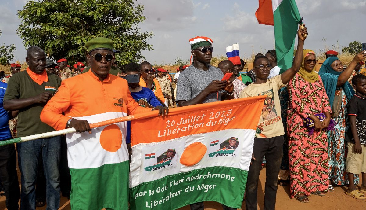 Διαδηλωτές στον Νίγηρα διαμαρτύρονται ενάντια στο γαλλικό στρατό © EPA/ISSIFOU DJIBO