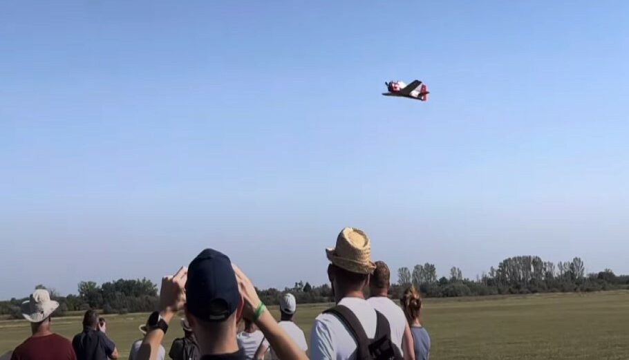 Το αεροπλάνο στην Ουγγαρία που συνετρίβη σε αεροπορική επίδειξη © YouTube/screenshot