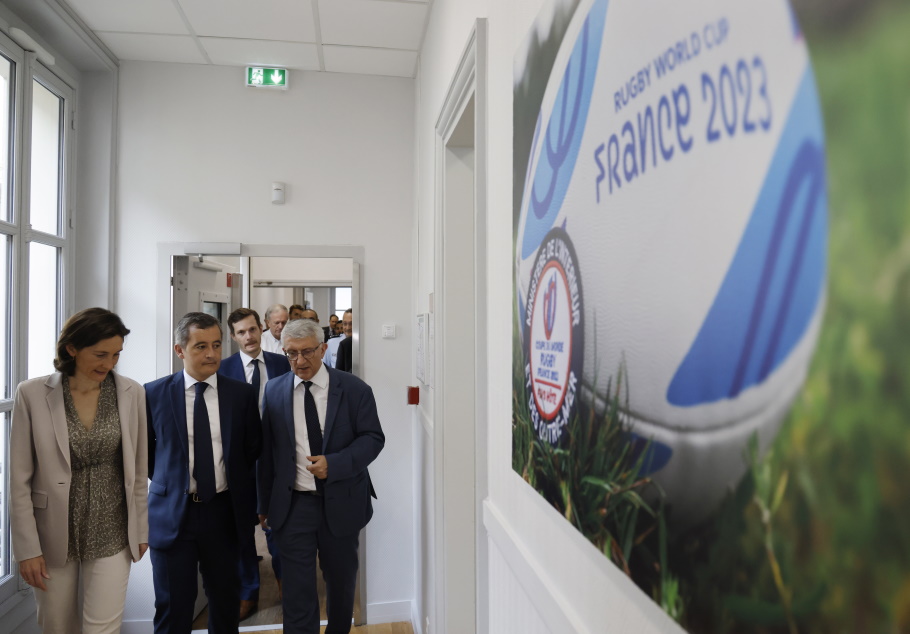 O Γάλλος υπουργός Εσωτερικών Gerald Darmanin και η Γαλλίδα υπουργός Αθλητισμού Amelie Oudea-Castera επισκέπτονται ένα κέντρο διοίκησης και διαχείρισης κρίσεων μετά από συνέντευξη Τύπου που παρουσιάζουν τη διάταξη ασφαλείας για το Παγκόσμιο Κύπελλο@EPA/LUDOVIC MARIN / POOL MAXPPP OUT