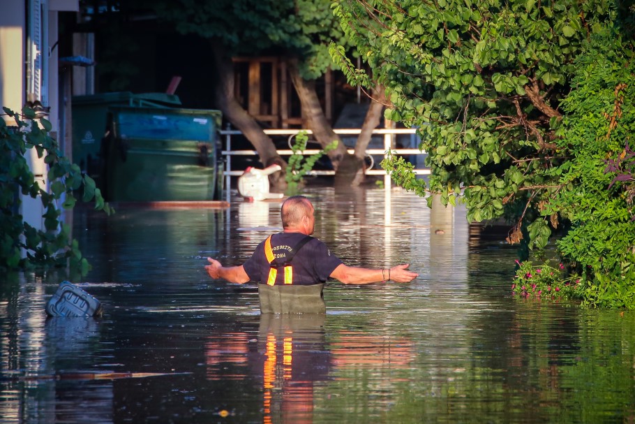 Πλημμύρες στη Λάρισα © EUROKINISSI/ΛΕΩΝΙΔΑΣ ΤΖΕΚΑΣ