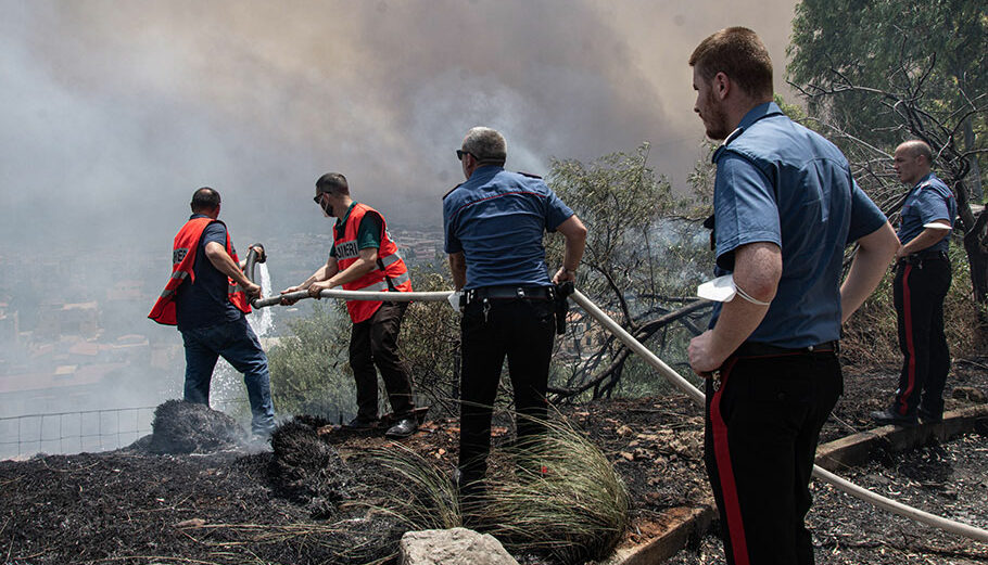 Δασική πυρκαγιά στη Σικελία © EPA/ Francesco Militello Mirto