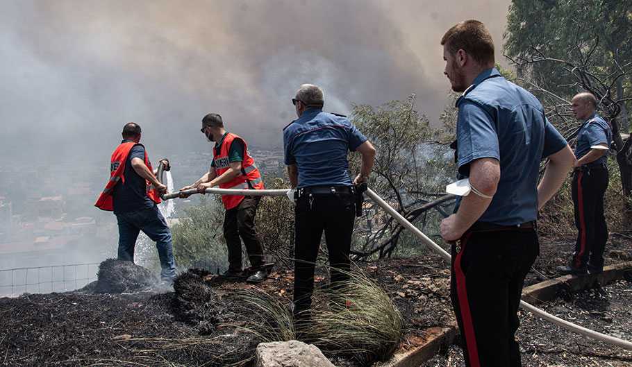 Δασική πυρκαγιά στη Σικελία © EPA/ Francesco Militello Mirto