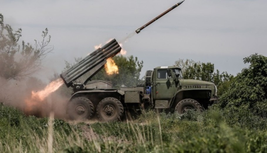 Εκτόξευση πυραύλου από τον ρωσικό στρατό στην Ουκρανία © EPA/STRINGER
