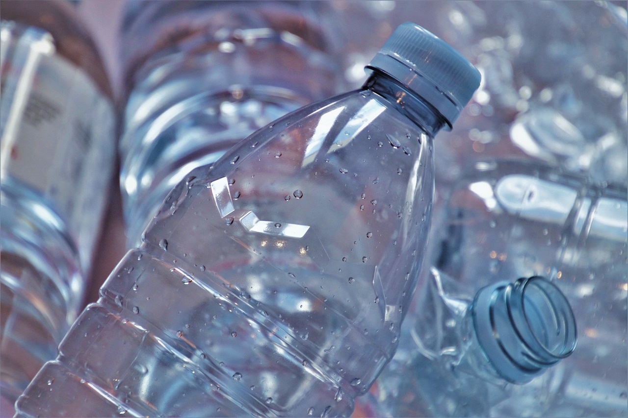 Πλαστικά μπουκάλια © Pixabay