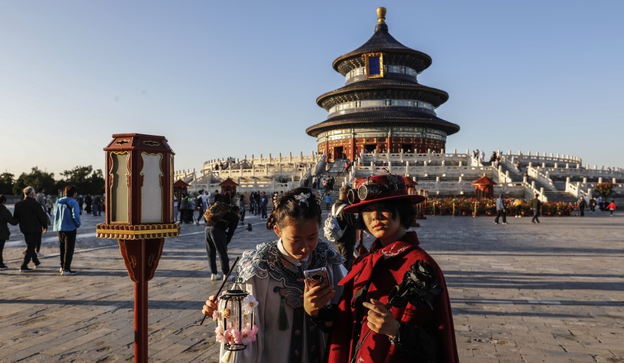 Τουρίστες στο Πεκίνο © EPA/WU HONG