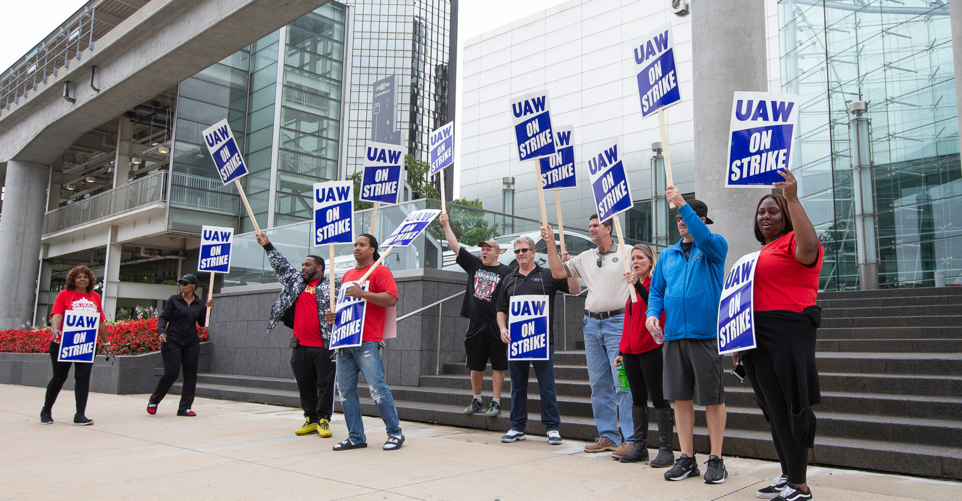 Απεργοί - μέλη του συνδικάτου UAW έξω από τα κεντρικά της GM © EPA/RENA LAVERTY