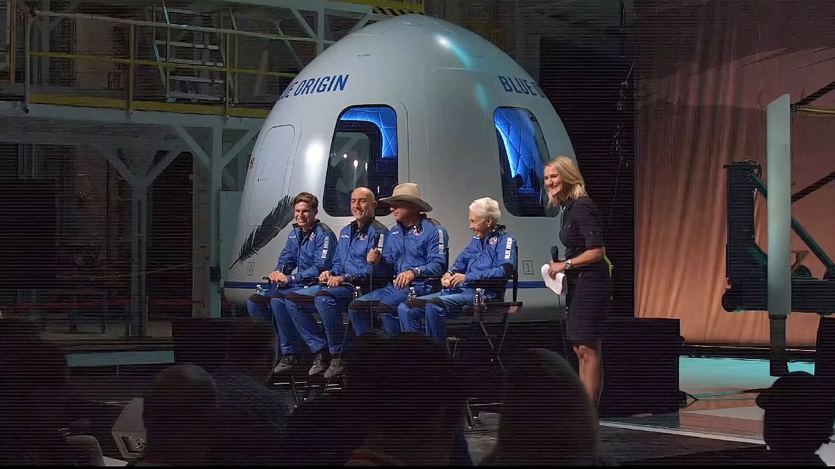 Oliver Daemen, Mark Bezos, Jeff Bezos, Wally Funk και Ariane Cornell κατά τη διάρκεια συνέντευξης Τύπου μετά το ταξίδι του New Shepard της Blue Origin στο διάστημα μετά την απογείωση από το Launch Site One στο Τέξας των ΗΠΑ, 20 Ιουλίου 2021 © EPA/BLUE ORIGIN