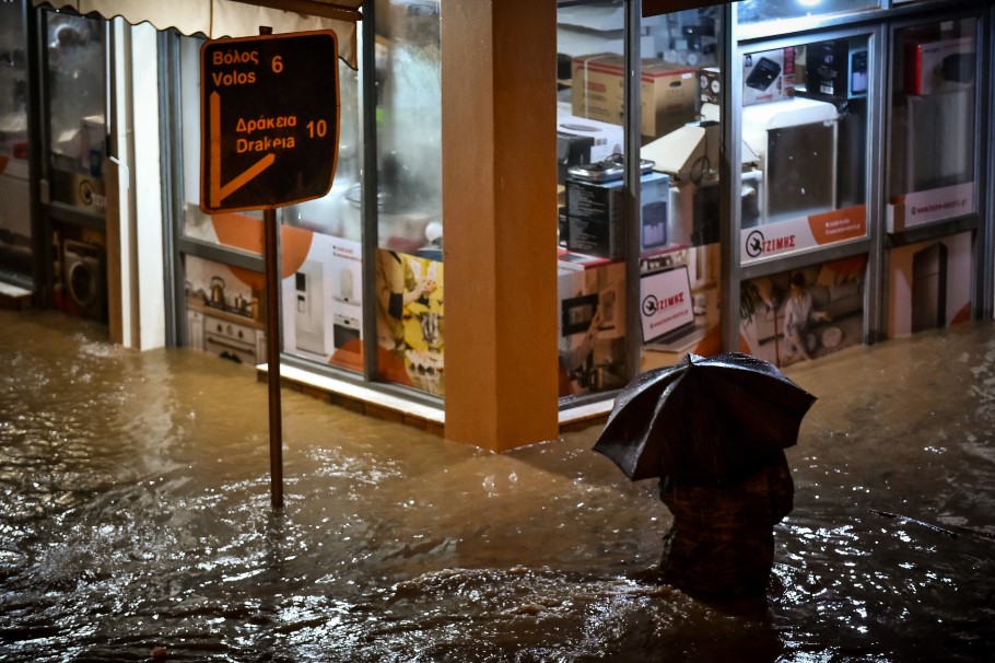 Πλημμύρες στο κέντρο του Βόλου από την κακοκαιρία Elias © EUROKINISSI/ΒΑΣΙΛΗΣ ΟΙΚΟΝΟΜΟΥ