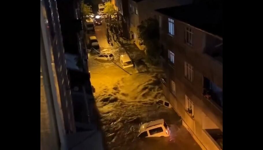 Πλημμύρες σφυροκοπούν την Κωνσταντινούπολη © Twitter/ WorldMovement