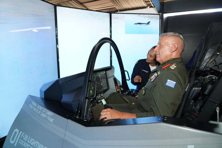Ο Αρχηγός ΓΕΕΘΑ σε πτήση προσομοίωσης μαχητικού αεροσκάφους F-35©ΓΕΕΘΑ