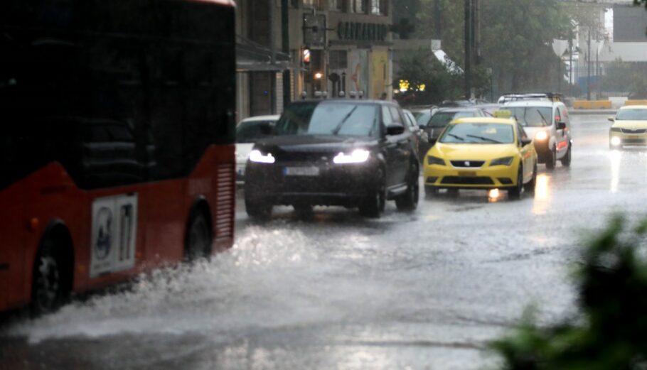 Πλημμυρισμένοι δρόμοι από την κακοκαιρία © Eurokinissi