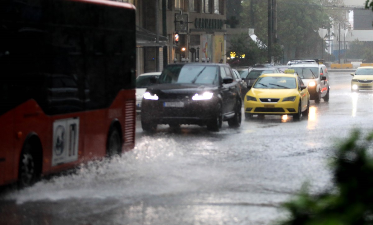 Πλημμυρισμένοι δρόμοι από την κακοκαιρία © Eurokinissi