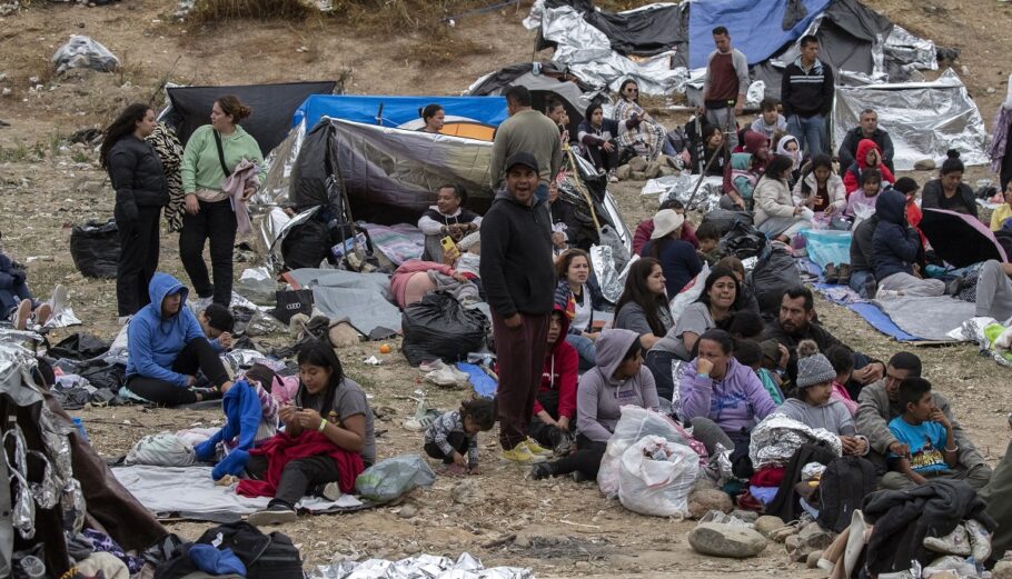 Μετανάστες στα σύνορα ΗΠΑ - Μεξικού © EPA/ETIENNE LAURENT