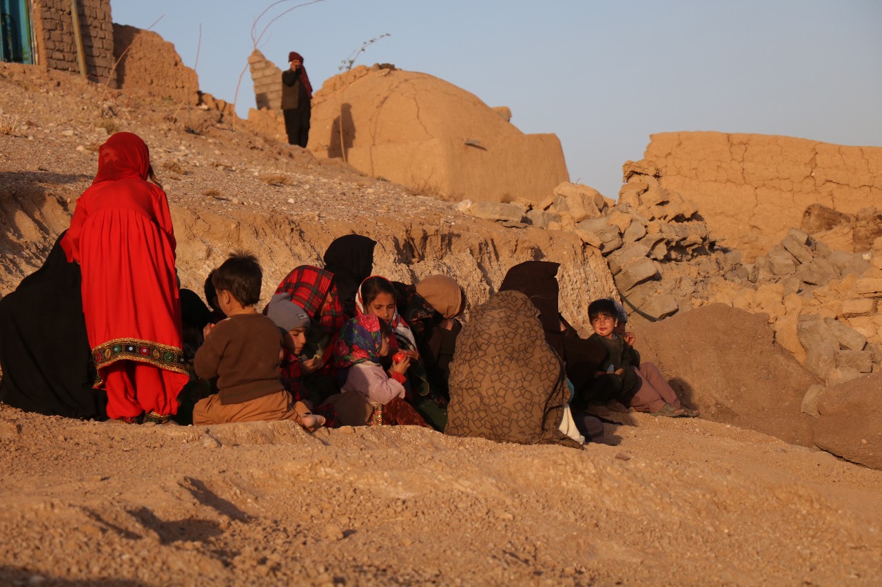 Άνθρωποι που έμειναν άστεγοι από τον σεισμό στο Αφγανιστάν