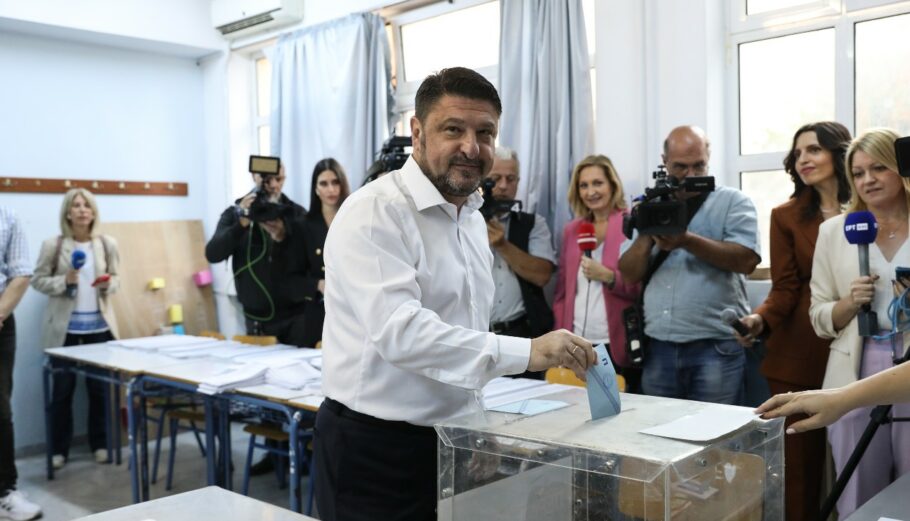 Ο υποψήφιος περιφερειάρχης Αττικής Νίκος Χαρδαλιάς αμέσως μετά την άσκηση του εκλογικό του δικαίωμα νωρίς το πρωί στο 1ο Γυμνάσιο Βύρωνα