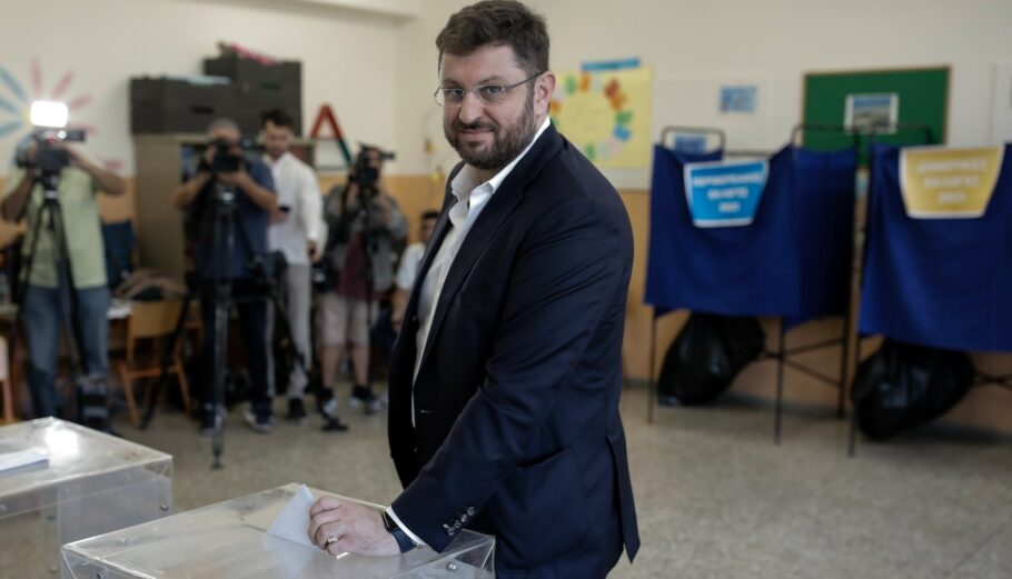 Σε εκλογικό τμήμα του Νέου Κόσμου για να ψηφίσει ο Κώστας Ζαχαριάδης