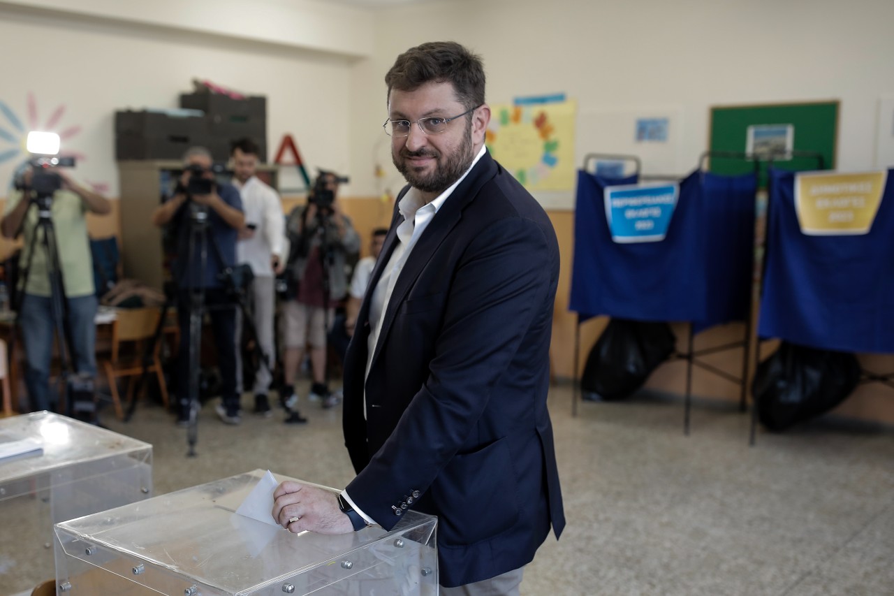 Σε εκλογικό τμήμα του Νέου Κόσμου για να ψηφίσει ο Κώστας Ζαχαριάδης