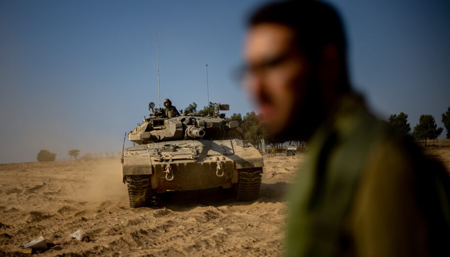 Άρματα μάχης του Ισραήλ στη Λωρίδα της Γάζας © EPA/ MARTIN DIVISEK