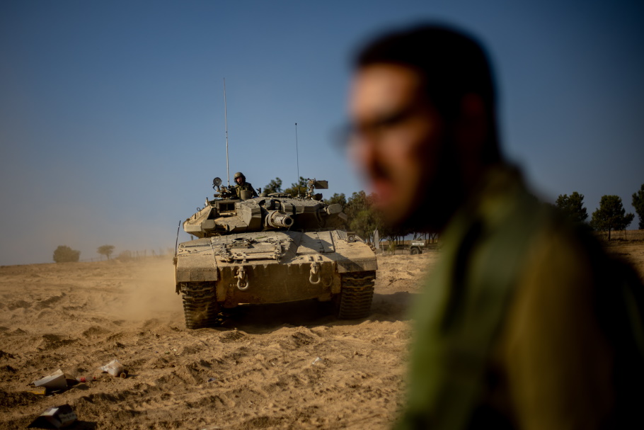 Άρματα μάχης του Ισραήλ στη Λωρίδα της Γάζας © EPA/ MARTIN DIVISEK