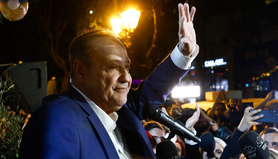 Ο Στέλιος Αγγελούδης έξω από το εκλογικό του περίπτερο μετά την εκλογή του ως ο νέος δήμαρχος Θεσσαλονίκης©ΑΠΕ-ΜΠΕ/ΑΧΙΛΛΕΑΣ ΧΗΡΑΣ