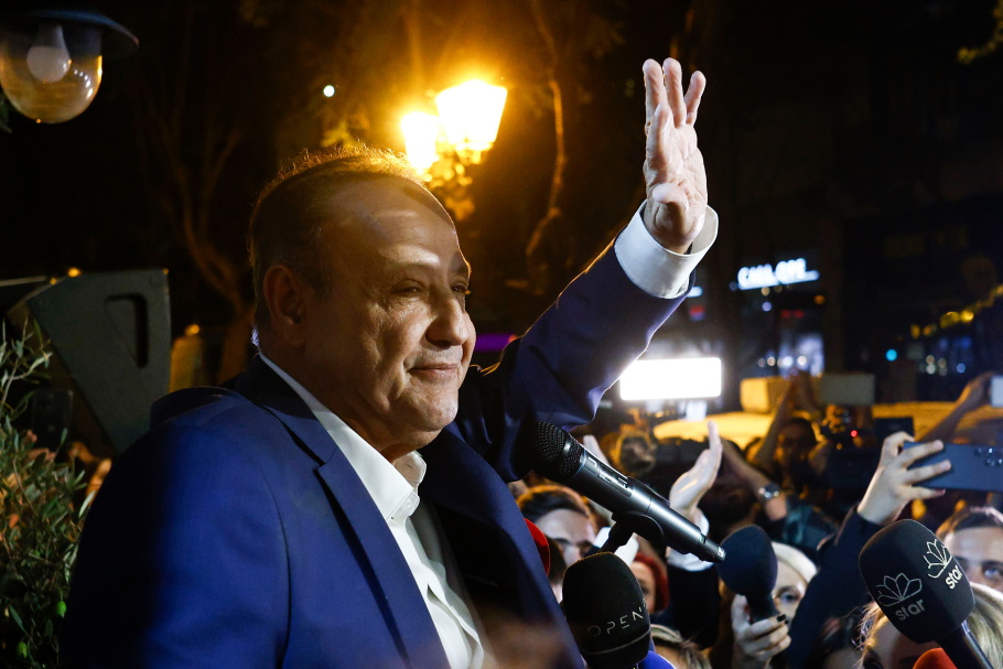Ο Στέλιος Αγγελούδης έξω από το εκλογικό του περίπτερο μετά την εκλογή του ως ο νέος δήμαρχος Θεσσαλονίκης©ΑΠΕ-ΜΠΕ/ΑΧΙΛΛΕΑΣ ΧΗΡΑΣ