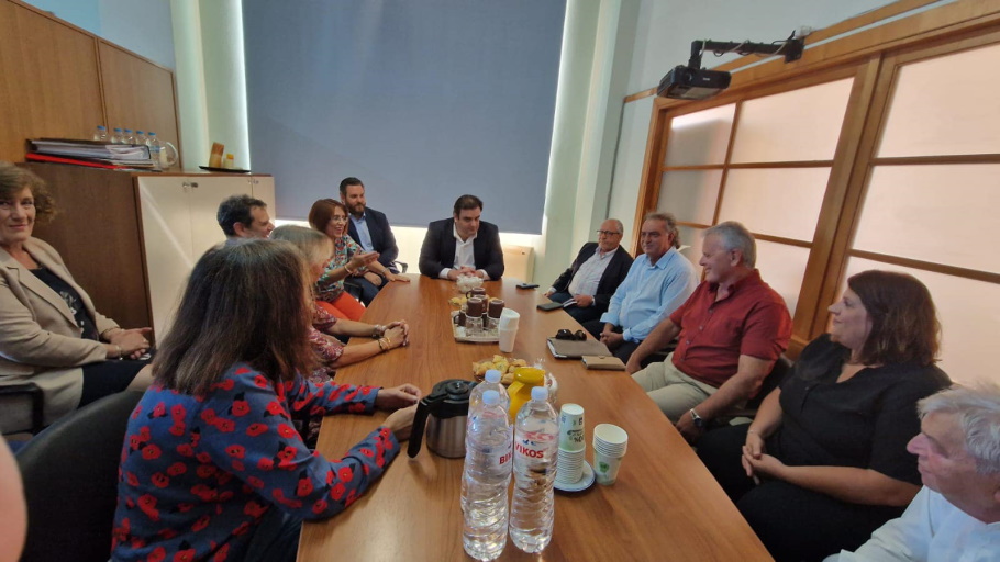 Ο Κυρ. Πιερρακάκης στις συναντήσεις με εκπαιδευτικούς στη Μυτιλήνη©.facebook/pierrakakisk