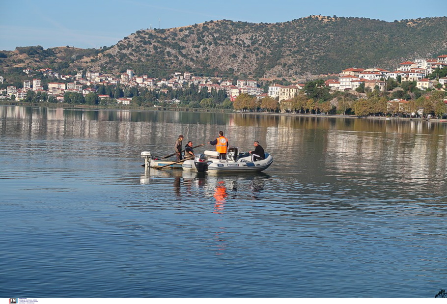 ΕΠΙΧΕΙΡΗΣΗ ΑΠΟ ΤΗΝ ΕΜΑΚ ΓΙΑ ΑΓΝΟΟΥΜΕΝΟ ΣΤΗ ΛΙΜΝΗ ΤΗΣ ΚΑΣΤΟΡΙΑΣ©fouit.gr / Αλέξανδρος Σαββόπουλος/intime