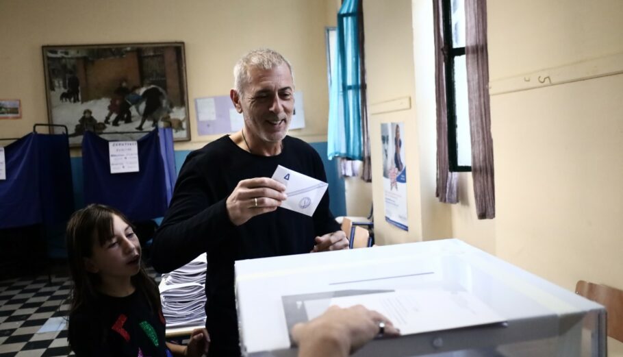 Το εκλογικό του δικαίωμα άσκησε ο δήμαρχος Πειραιά Γιάννης Μώραλης