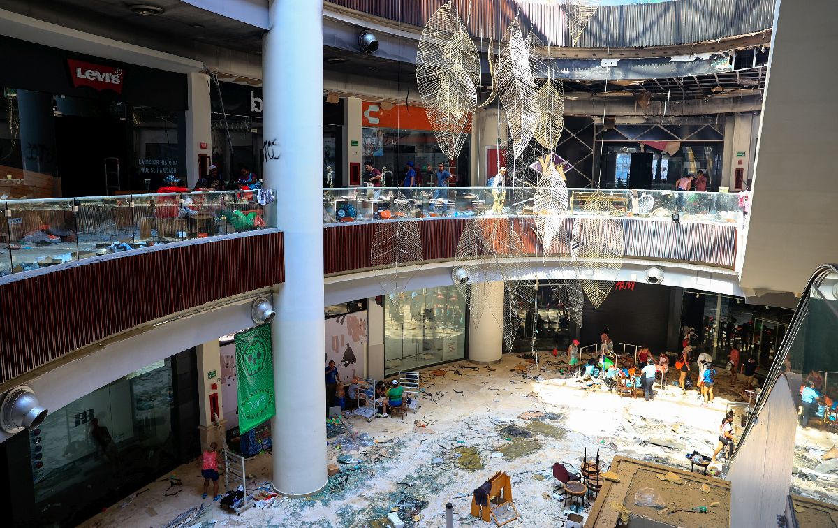 Καταστροφές σε εμπορικό κέντρο στο Ακαπούλκο στο Μεξικό, που προκάλεσε ο τυφώνας Ότις © EPA/David GuzmÃ*n