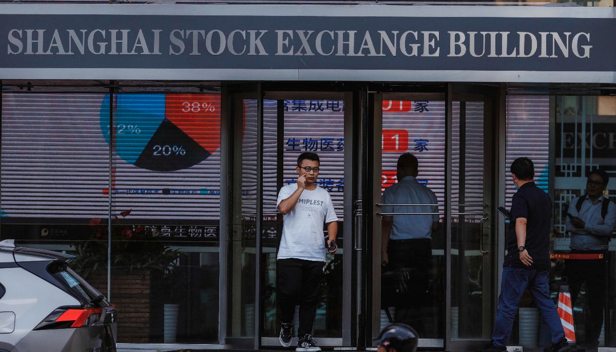 Ασιατικά χρηματιστήρια / Shanghai © EPA/ALEX PLAVEVSKI
