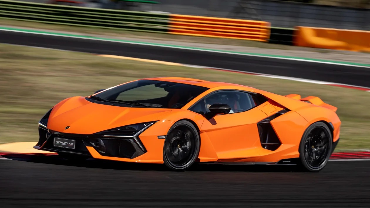 Οδηγούμε τη νέα Lamborghini Revuelto στην Ιταλία