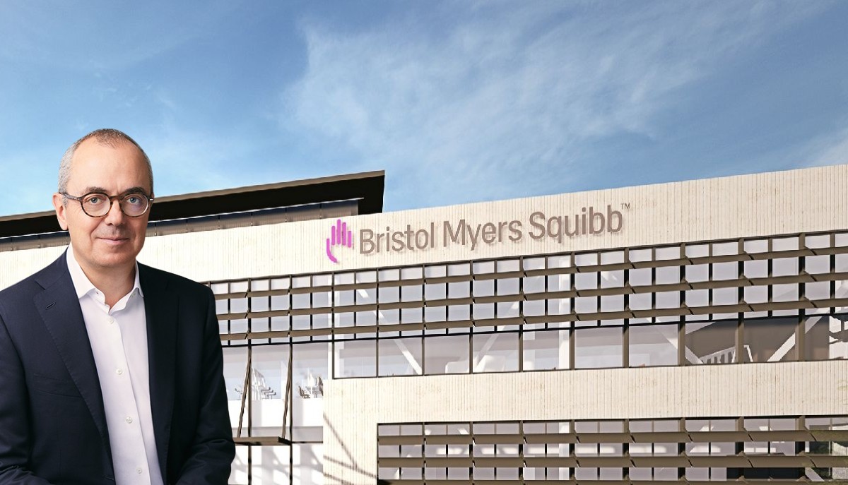 Ο CEO της Bristol-Myers Squibb Giovanni Caforio με φόντο την εταιρεία © bms.com / PowerGame.gr