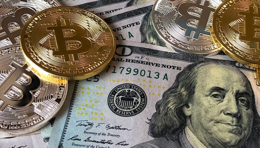 Bitcoin και δολάρια © Pexels