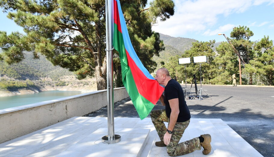 Ο Αλίεφ ύψωσε τη σημαία του Αζερμπαϊτζάν στο Ναγκόρνο Καραμπάχ©twitter/presidentaz